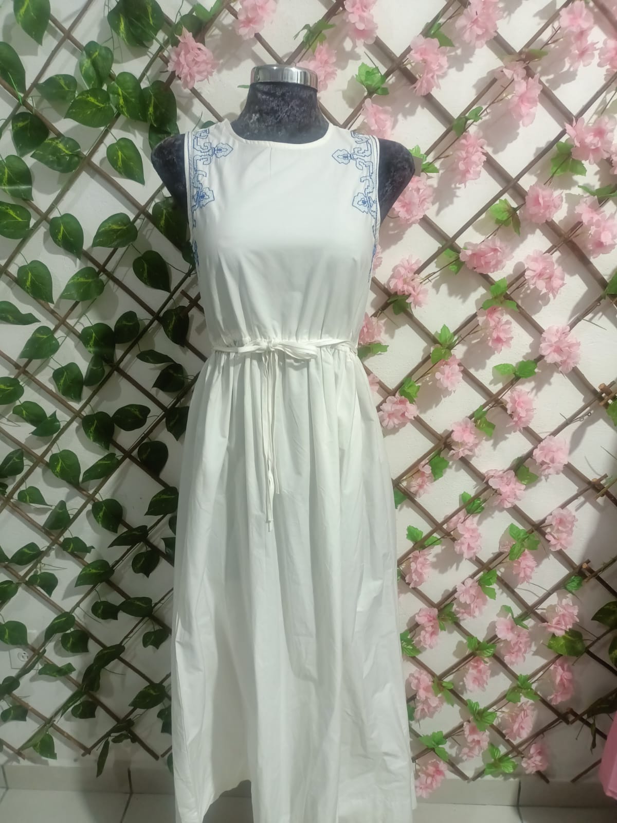 Vestido blanco con bordado azul